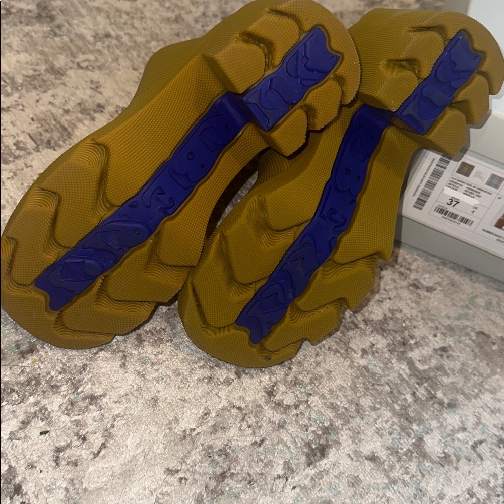 34. Burberry Marsh Ankle Rubber Boots - Picture 15 of 16